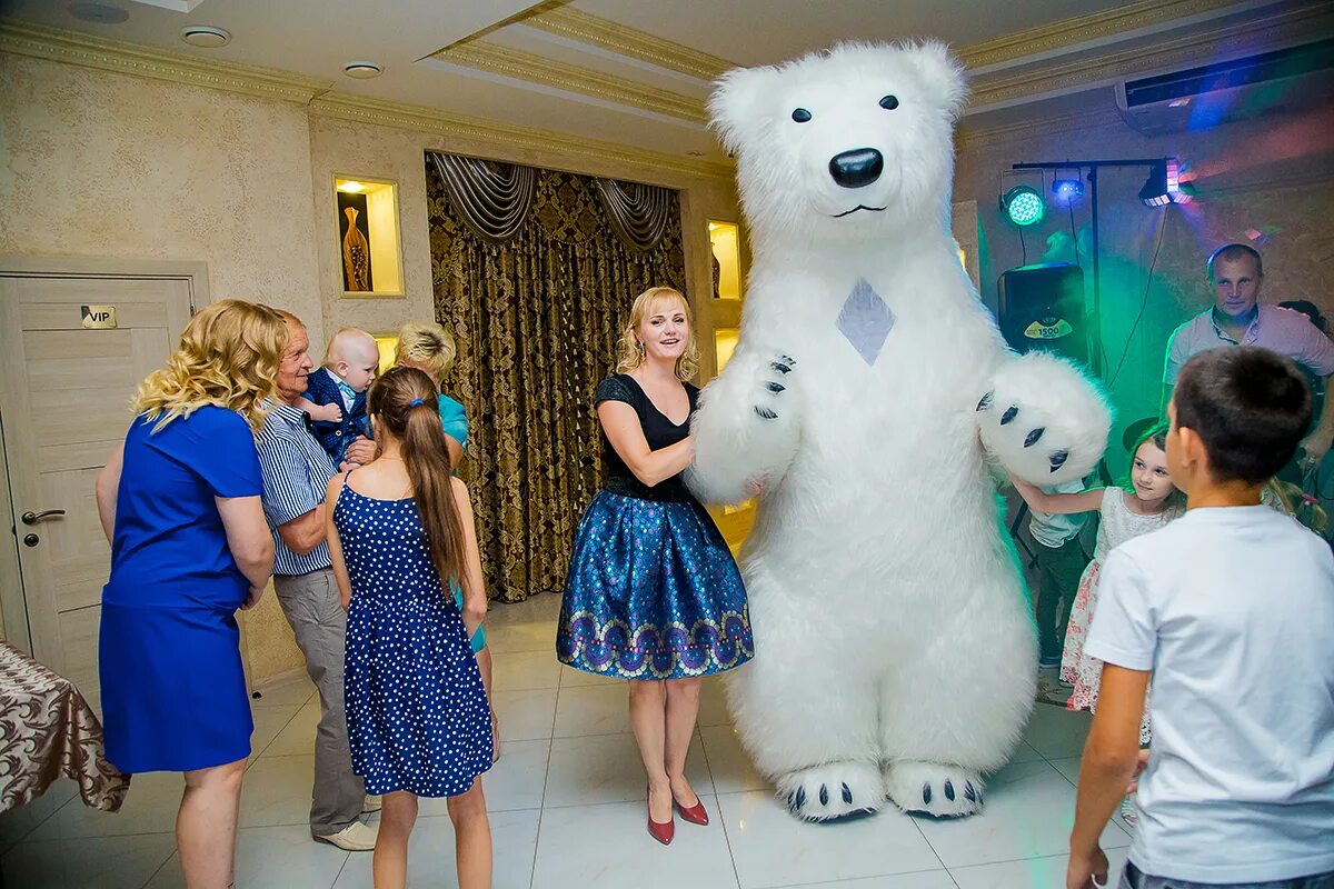 Заказать поздравление большого. Костюм большого белого медведя. Аниматор в костюме белого медведя. Белый медведь аниматор. Белый мишка аниматор.