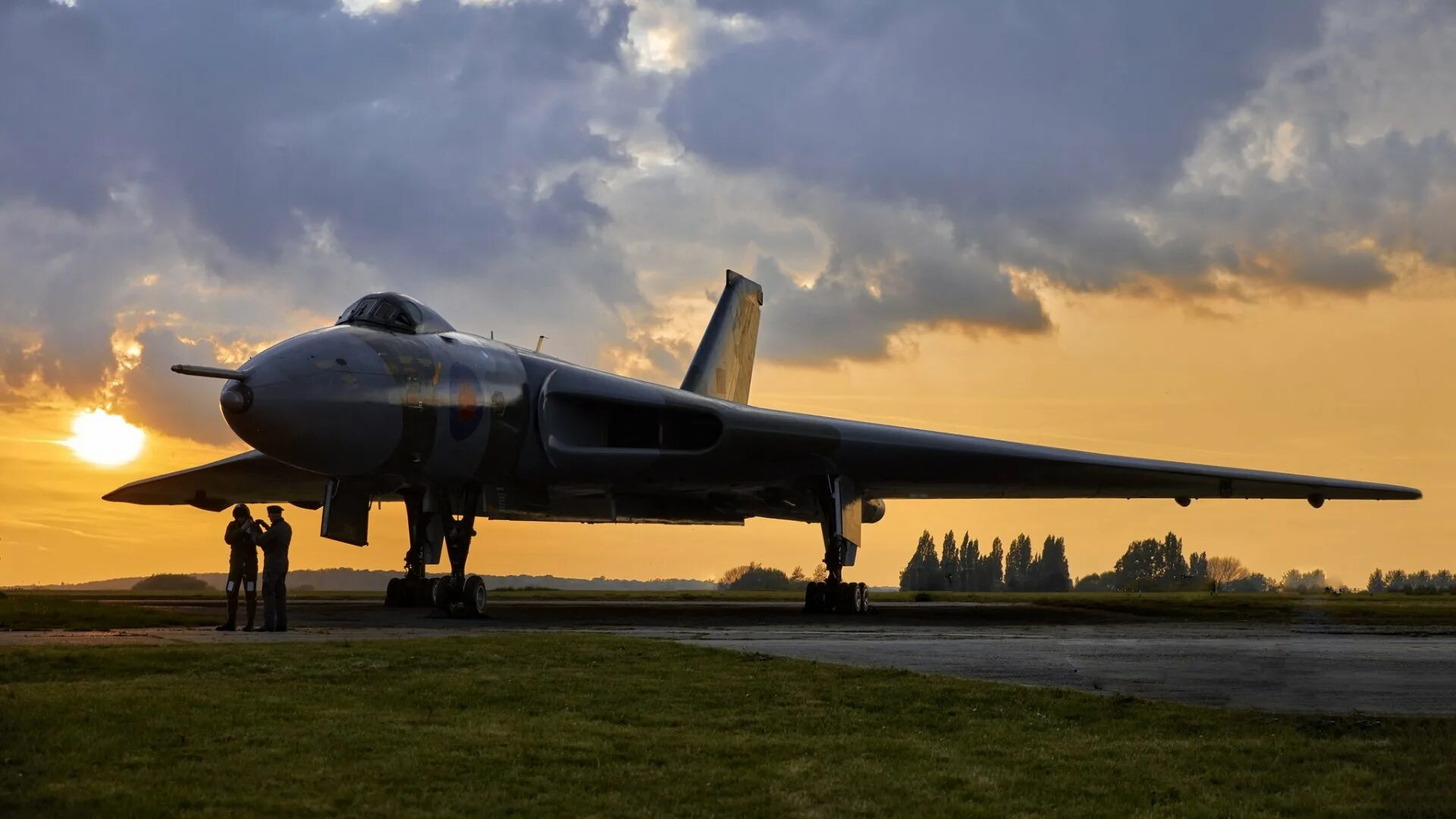 Самолет вулкан. Бомбардировщик авро вулкан. Вулкан самолет. Avro vulcan xh558. Бомбардировщик авро вулкан.