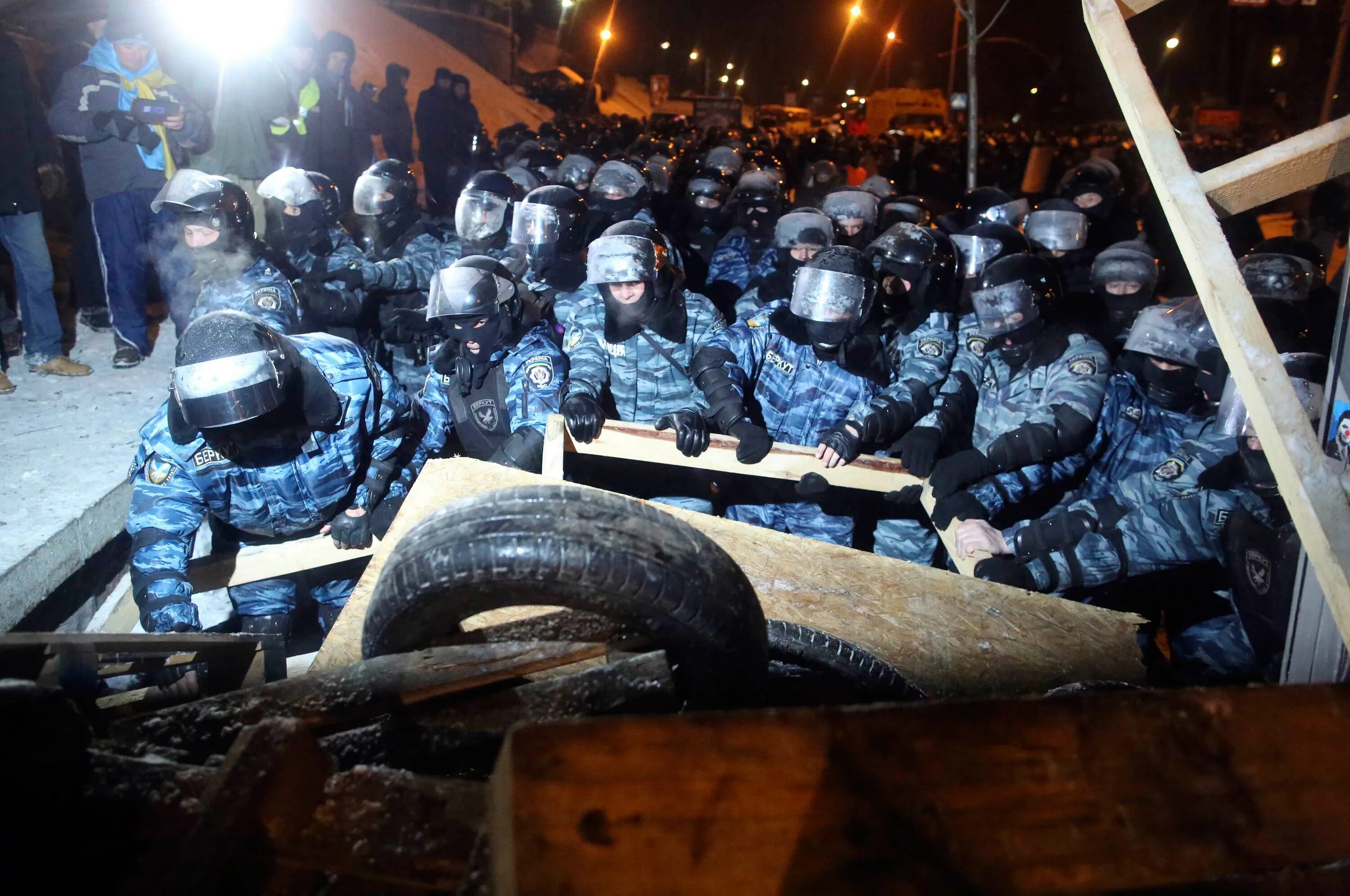 Сколько погибло беркута на майдане. Киев штурм Майдана 2013 Беркут. Штурм  на Майдане 2014 Беркут.