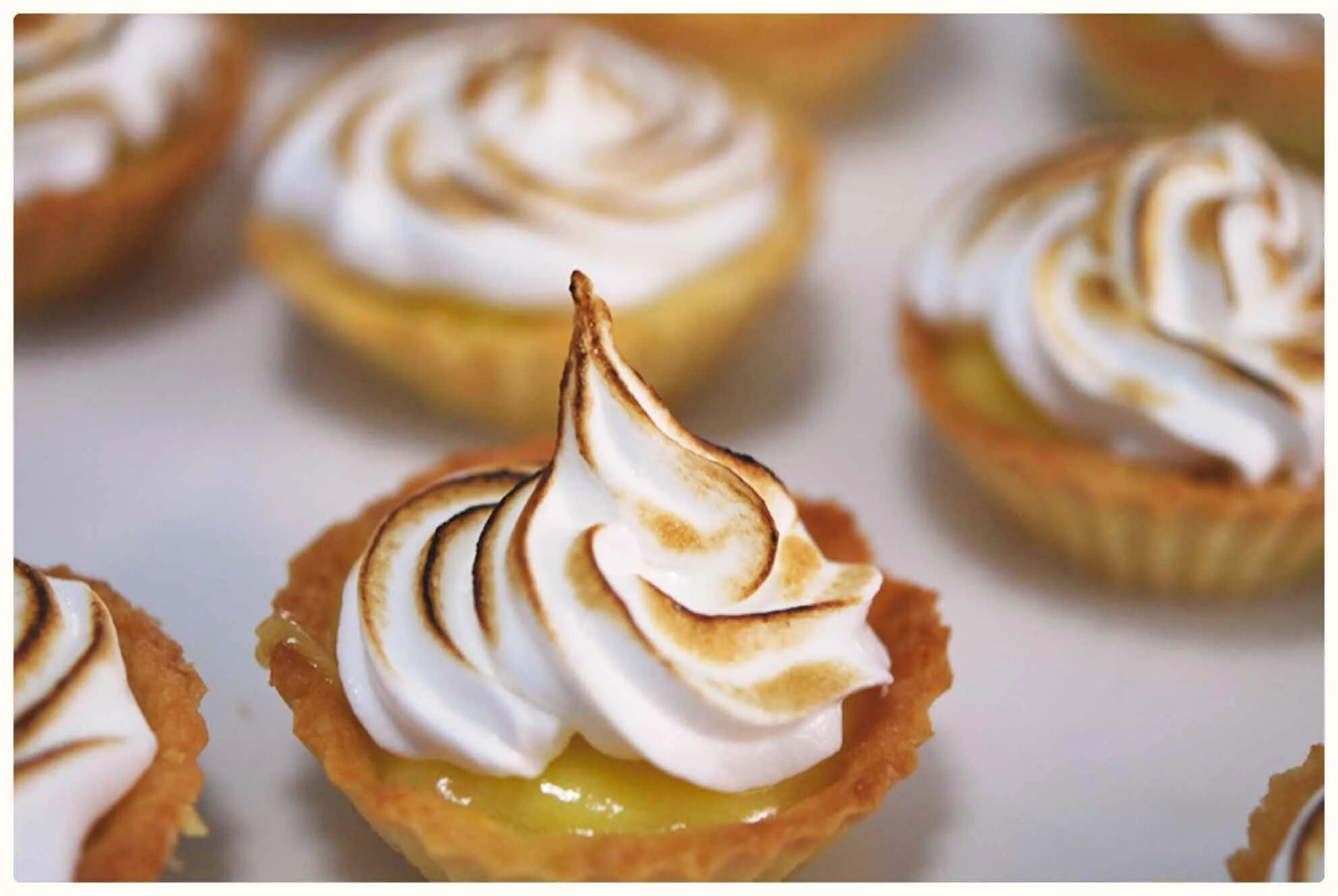 Безе французская меренга. Меренговые пирожные с кремом. Lemon Meringue Tart. Тарталетки с меренгой. Изделия из воздушного теста