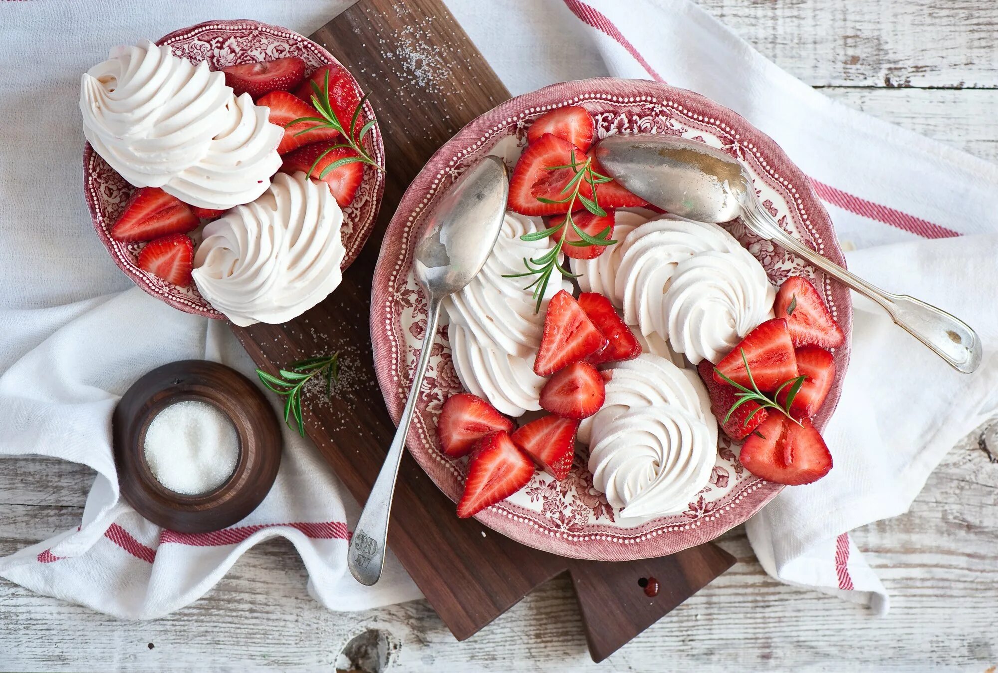 Вкусные торты нет свечей мягчайший зефир воздержаться. Сервировка десерта. десерт на тарелке вид сверху. зефир сервировка. натюрморт со сладостями.