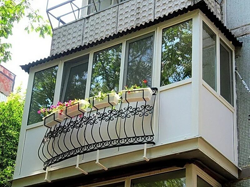 Французский балкон. Французское остекление балкона. Балкон снаружи. Красивый балкон снаружи.