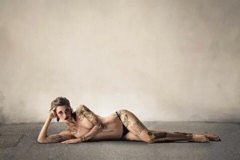 Есть ли значение татуировки у девушки? 