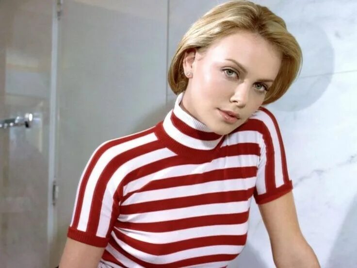 Шарлиз терон 2001. Шарлистреон в молодости. Молодая шарлиз. Шарлиз терон в молодости. Молодая шарлиз.