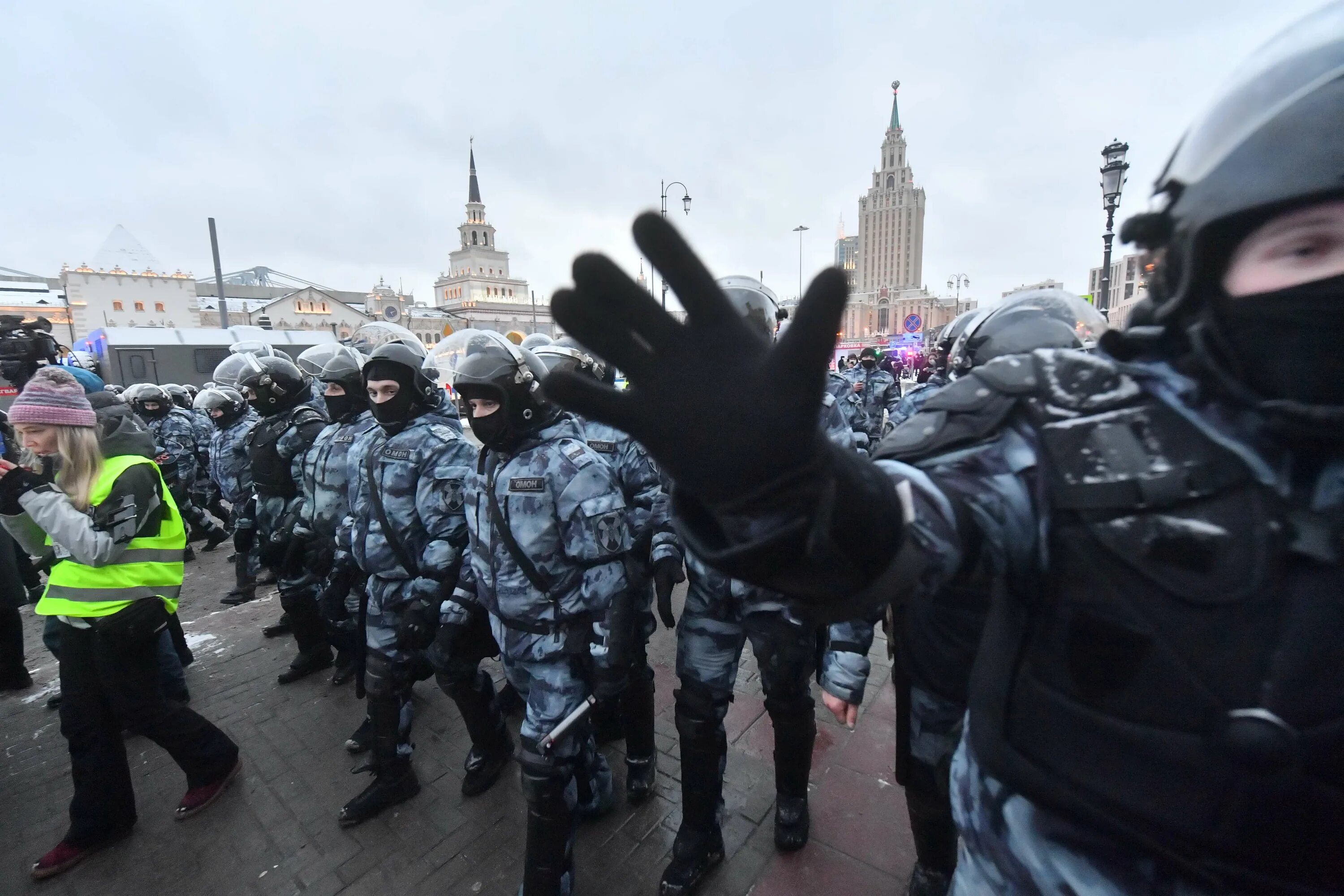 Нового творится. Массовые беспорядки в Москве. ОМОН поддержал русский марш. Двухтысячные беспорядки в Москве.