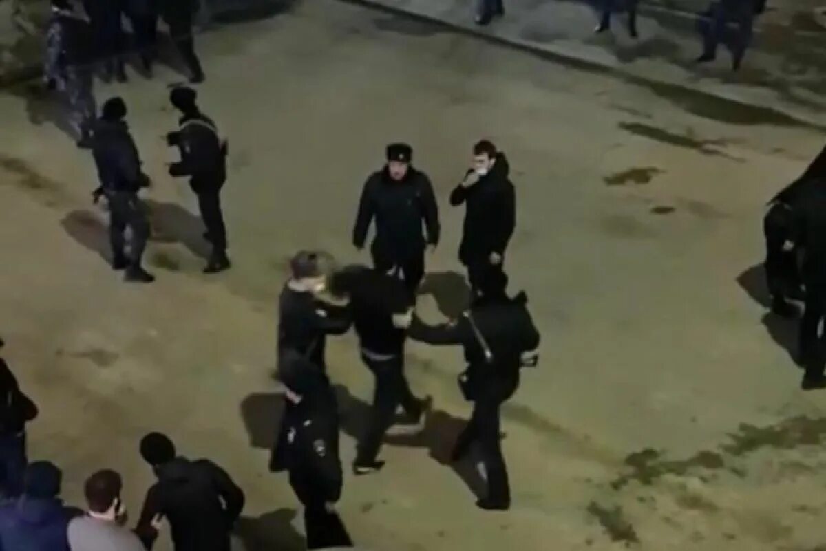 И драки с полицией в Махачкале Дагестан. Даки Махачкала.