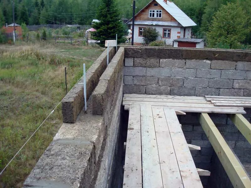 Армопояс керамзитоблоков. Армопояс арболит. керамзитный блок армопояс. керамзитный блок под армопояс. опалубка на армопояс для керамзитобетонных блоков.