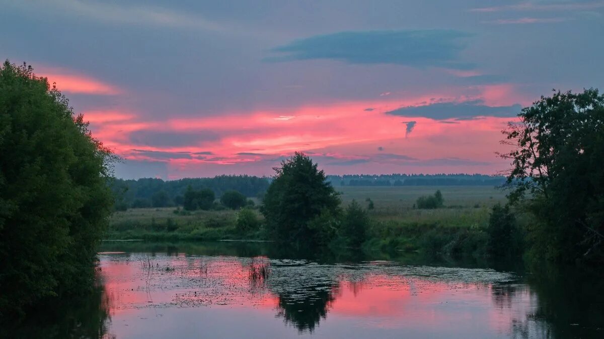 Малиновая река. Малиновые реки песня. Малиновый звон над рекой. Малиновые реки песня. Малиновая заря.
