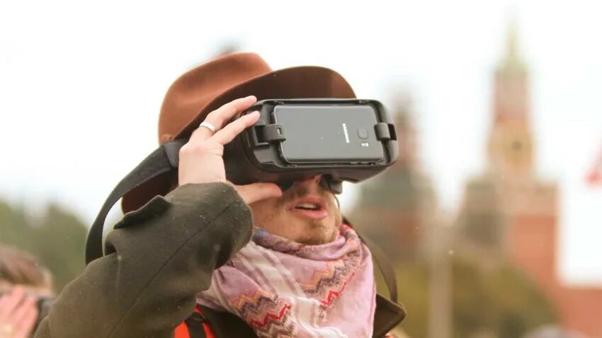 Экскурсии в вр очках. Vr экскурсии. Vr очки экскурсия. Vr на улице. Экскурсия в очках виртуальной реальности.