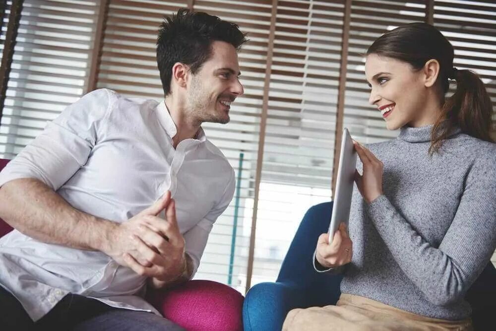 Ссора на улице. Шепчет на ухо. Говорит на ушко. Мужчина и женщина. Чтобы любить человека необязательно быть рядом.