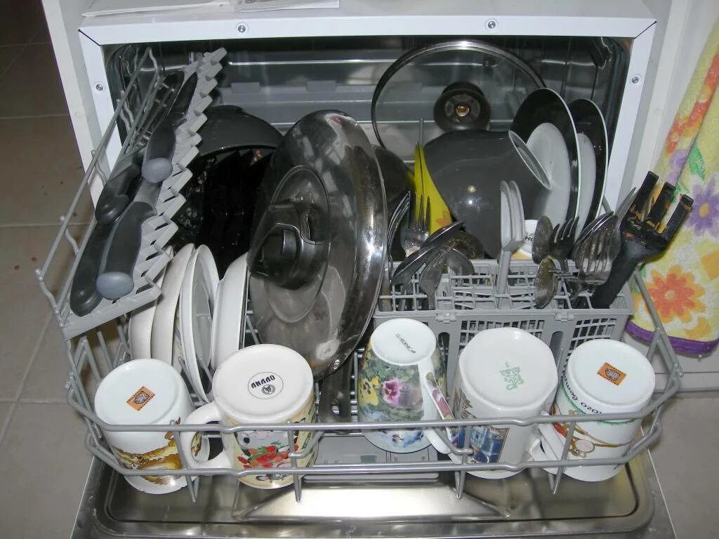 Загрузка посуды в посудомоечную машину Bosch 45 см. Загрузка посудомойки 45 см Индезит. Расстановка посуды в посудомоечной машине Куперсберг 60. Расстановка посуды в посудомоечной машине.