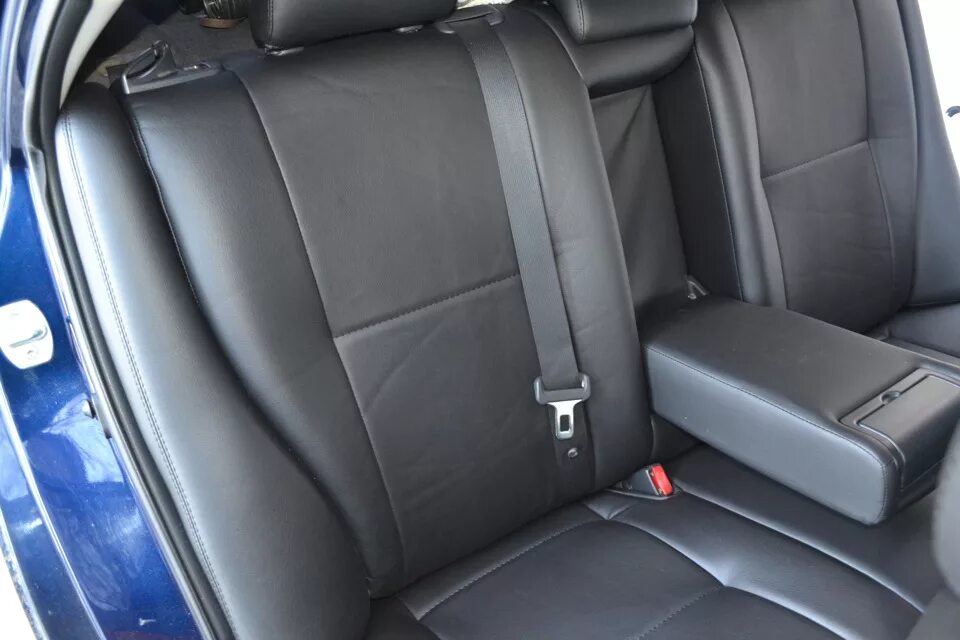 Заднее сидение тойота авенсис. Кожаные сиденья avensis t25. Заднее сидение тойота авенсис. Сиденья тойота авенсис 2007. Чехлы для тойота авенсис 2003-2008.