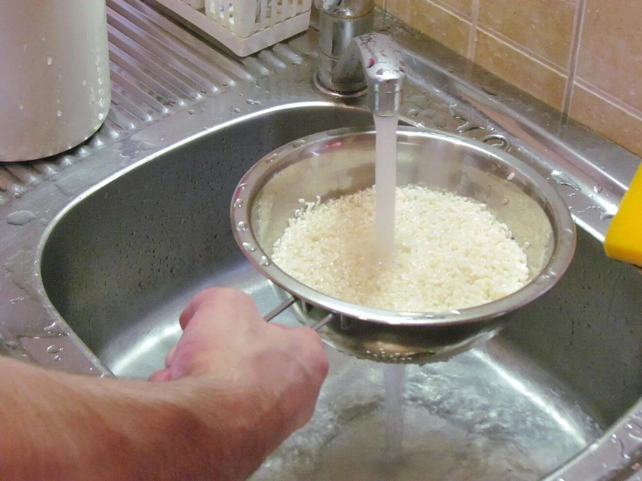 Промывают рис после варки холодной водой