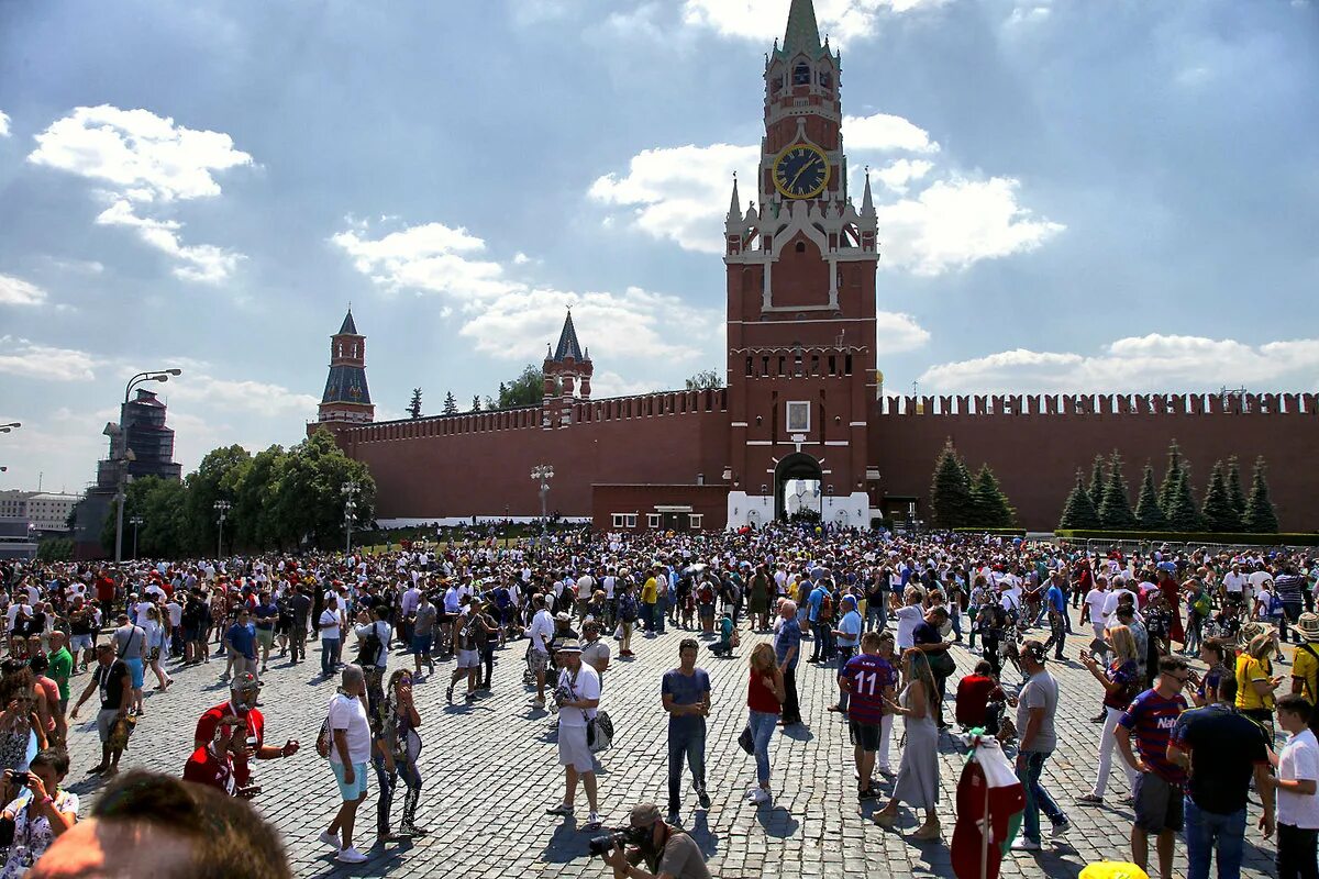 И является популярным среди. Спасская башня. Красная площадь Спасская. Спасская башня сегодня. Спасская башня Кремля фото.