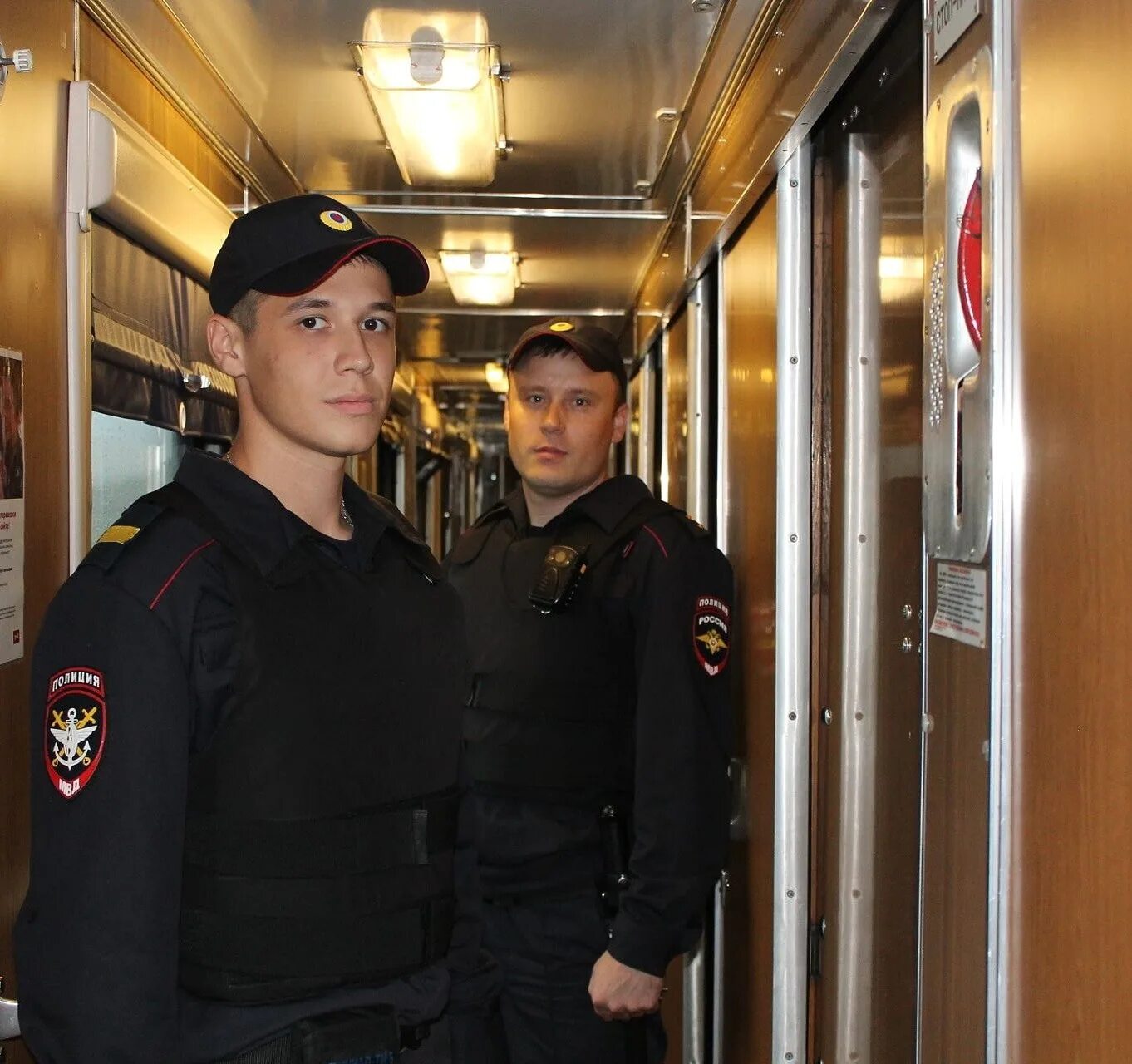 Метрополитен спб инспектор транспортной безопасности. ППСП Лу МВД России. Транспортная полиция. ППС транспортной полиции. Сотрудник полиции.