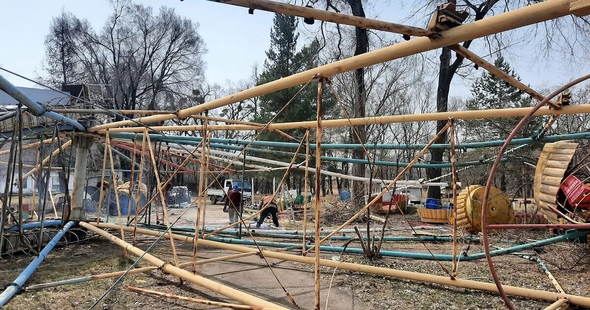В приморском крае упал. Приморский край колесо обозрения упало. колесо обозрения в арсеньеве. аттракционы в парках. в парке аттракционов.