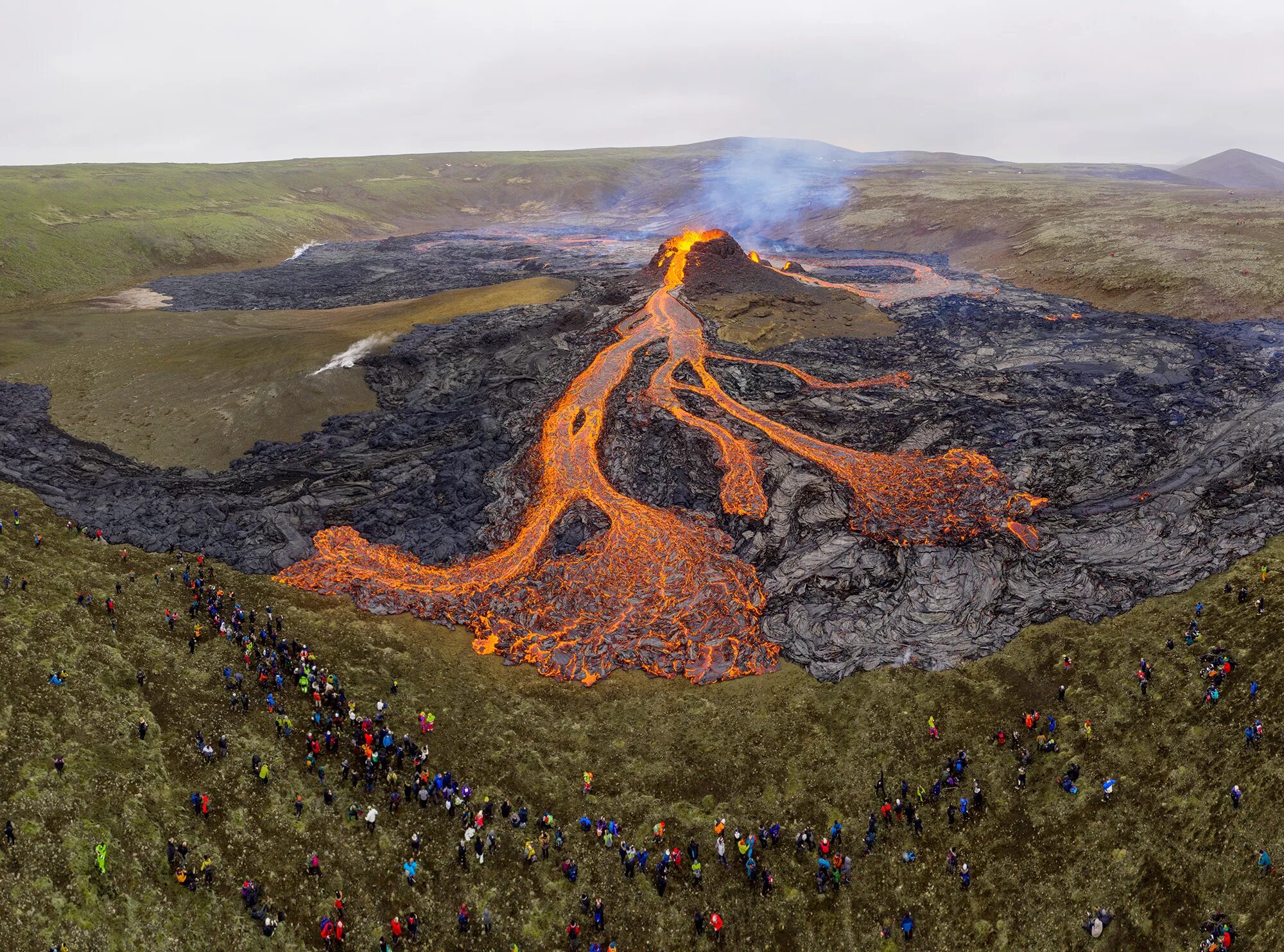 Известные вулканы на земле. Извержение вулкана в Исландии 2021. Вулкан в Исландии фаградальсфьядль. Извержение вулкана фаградальсфьядль в Исландии. Извержение вулкана в Исландии Эйяфьятлайокудль.