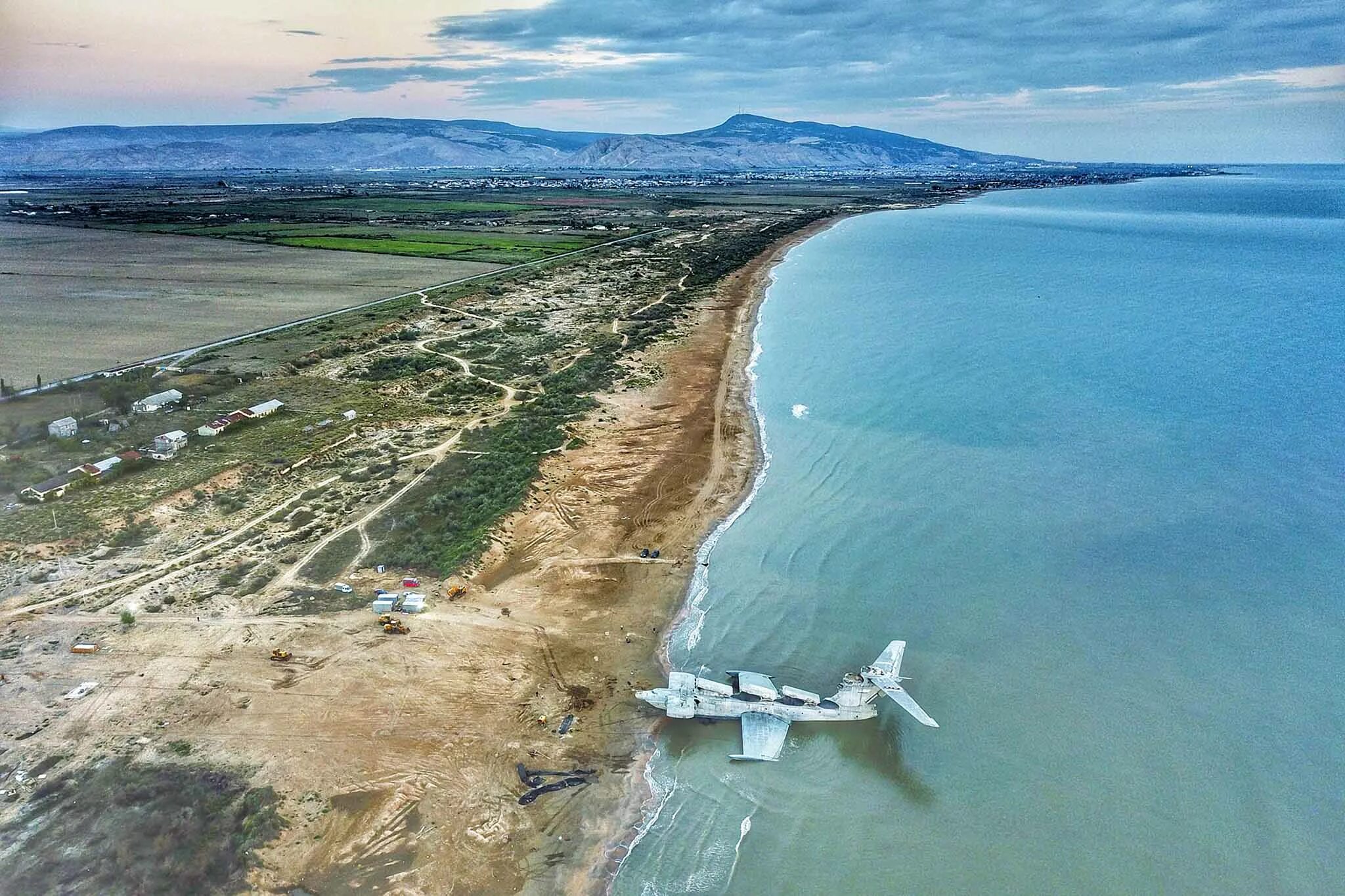 Стоит ли ехать на море в 2024. Дагестан Дербент море. Экраноплан Лунь. Каспийское море Дербент. Каспийское море в Каспийске Дагестан.