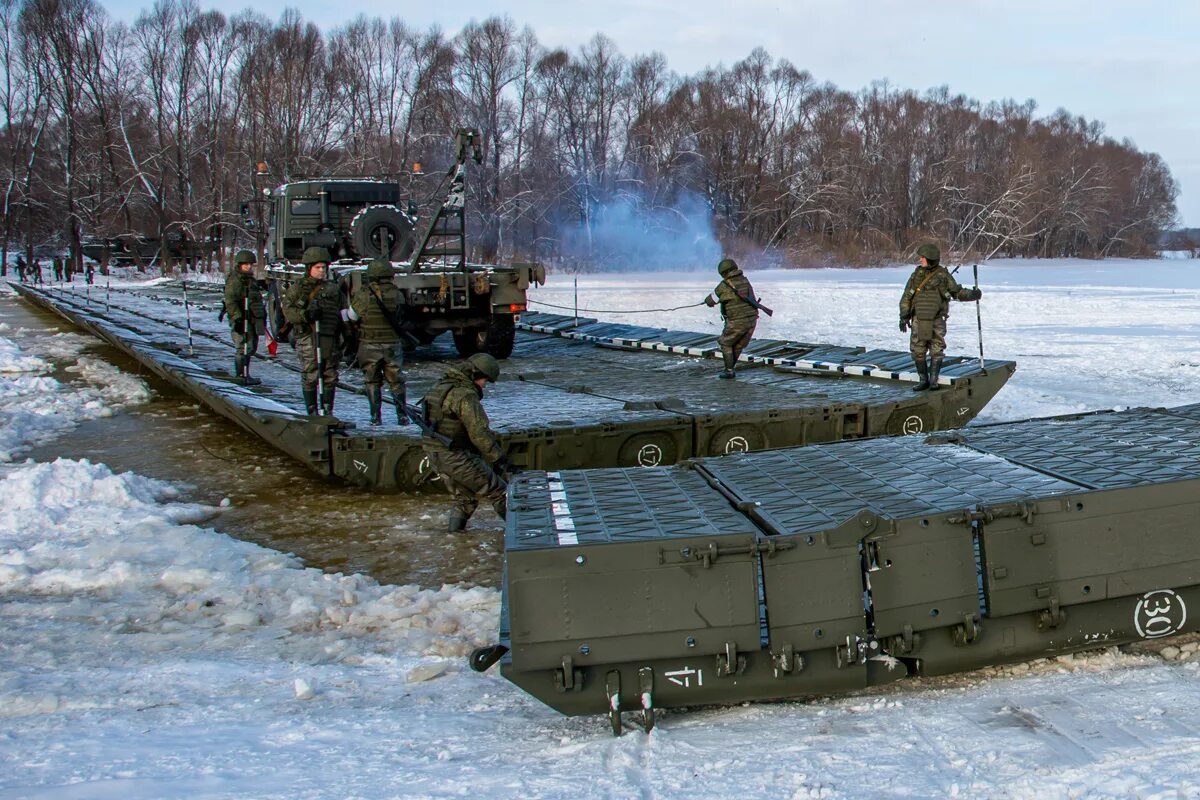 Через военный. Понтонный мост через Припять 2022. Мост инженерные войска Понтонный инженерные. Понтонная переправа инженерные войска. Инженерные войска понтонно-мостовой батальон.