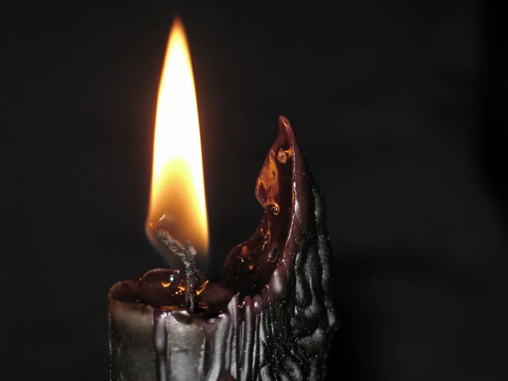 Горящие свечи. Магические свечи. Черные магические свечи. Быстро сгорают свечи