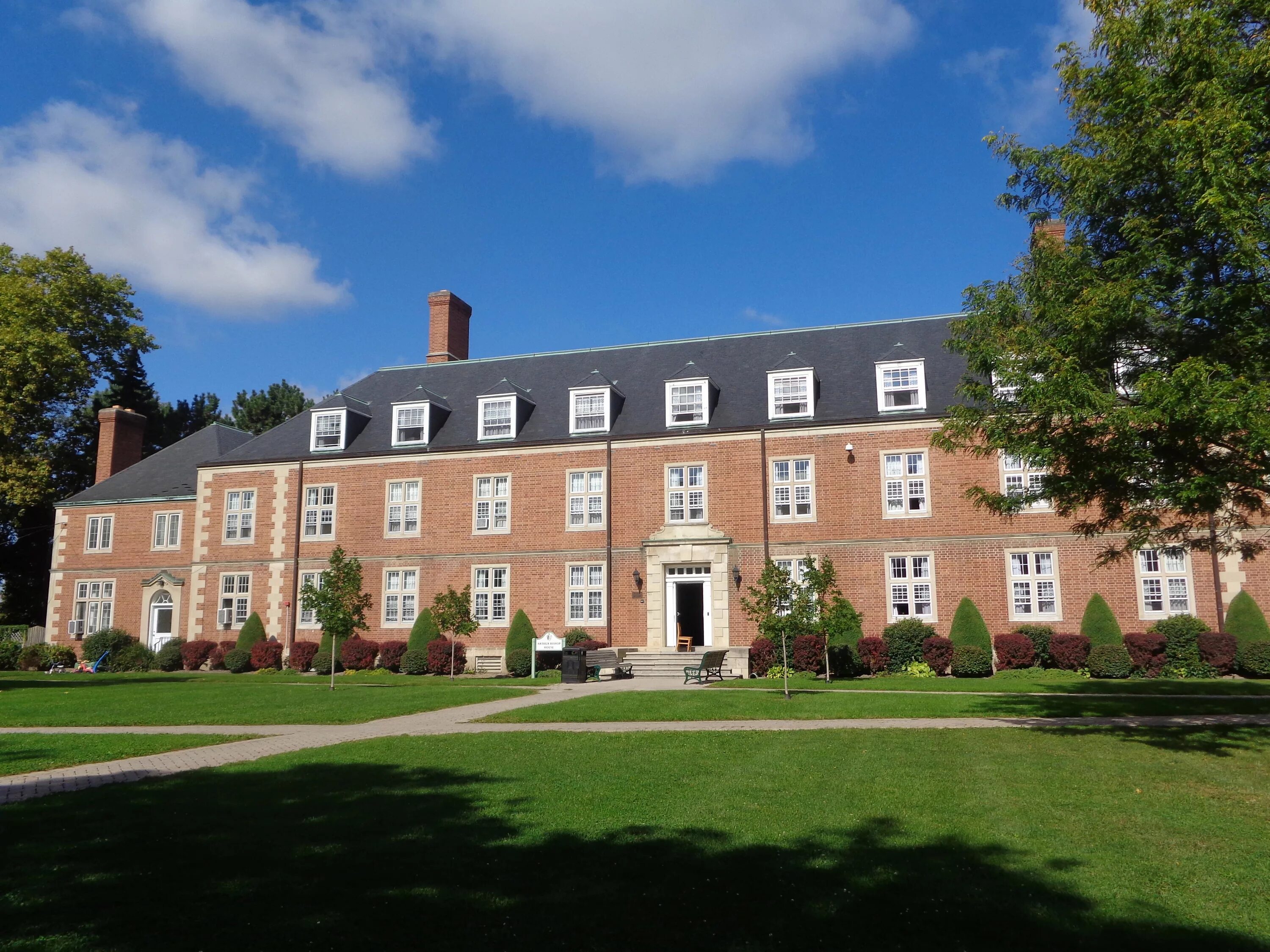 Название частных школ. Ридли колледж. школы в канаде. rosseau lake college. миддлбери-колледж.
