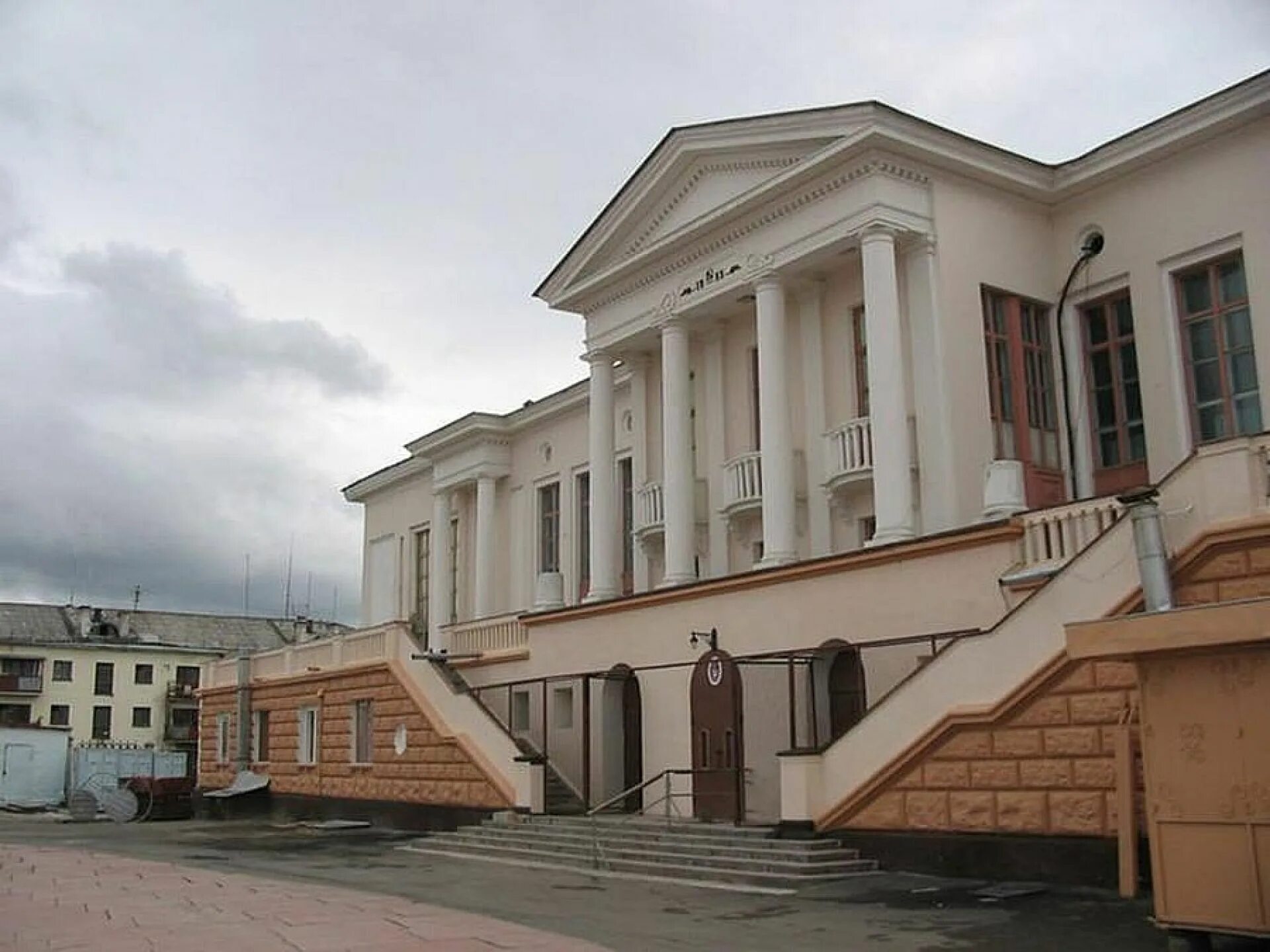 Здание магаданского дворца спорта. Магадане дворец. Дворец спорта город магадан. Дворец спорта магадан. Колымский магадан спорткомплекс.