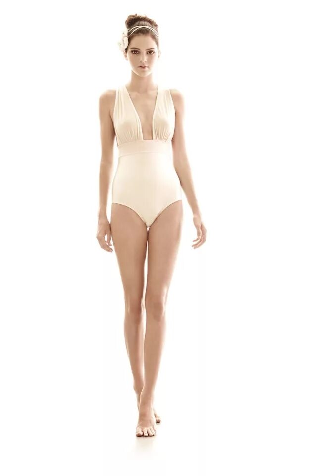 тадасана. снэпы полина захарова. поза горы в йоге. девушка стоит ровно. кендалл дженнер в полный рост в купальнике.