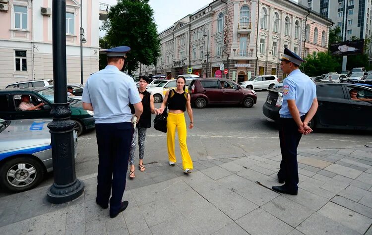 Сумма штрафа за пешеходный переход. Пешеход в неположенном месте. Штраф за пешехода в неположенном месте. Пешехода штрафует ГИБДД. Штраф пешеходу за переход в неположенном месте.