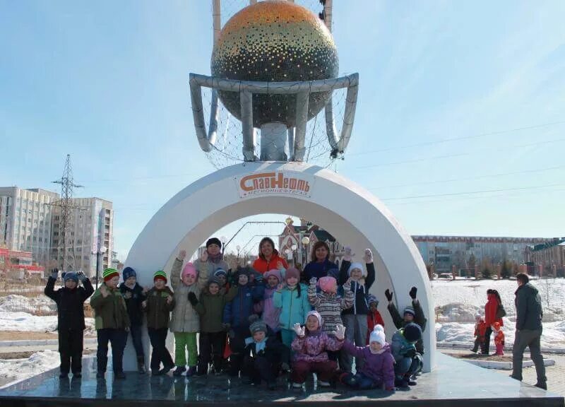 Город мегион ханты-мансийского автономного округа. Достопримечательности мегиона. Памятник первопроходцам мегион. Мегион площадь города. Мегион хмао достопримечательности.