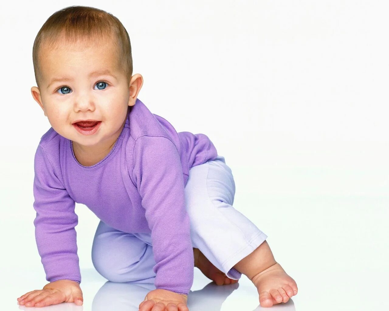 Ребенок сидит на белом фоне. 6 месяцев ребенку. Ребенок ползает. Малыш сидит. В 3 месяца ребенок сидит.