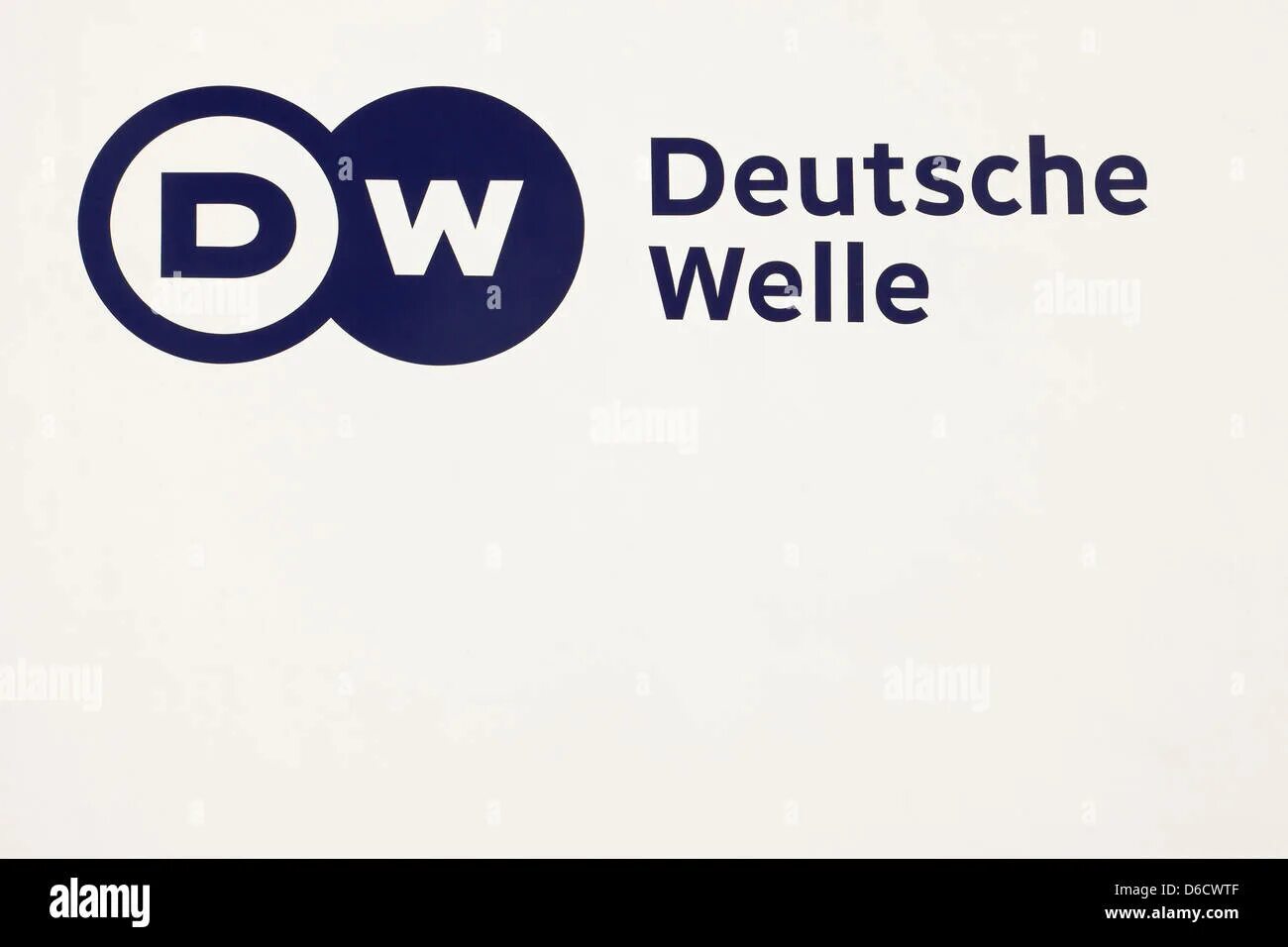Дойче велле на русском ютуб. Deutsche Welle красивые. DW на русском. DW лого. Deutsche Welle Московская студия.