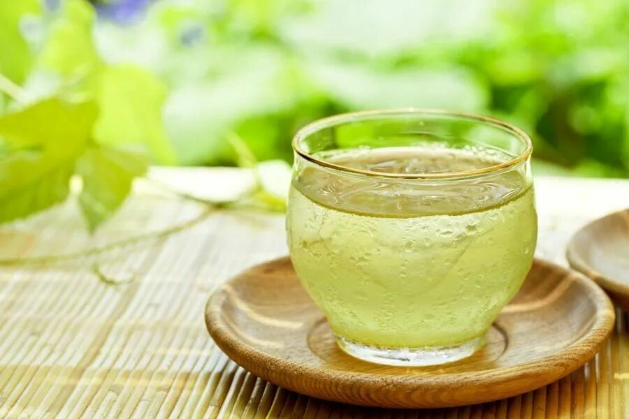 Зеленые холодной водой. Зеленый чай. Охлажденный зеленый чай. Холодный зеленый чай. Японский зеленый чай.