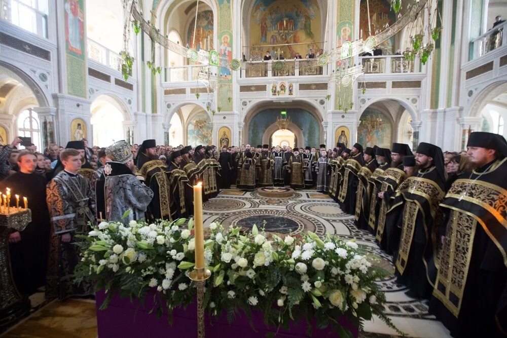 Службы страстной седмицы. Службы страстной недели. Богослужение страстной седмицы недели. Страстная седмица служба фото. Служба на страстной неделе картинки.