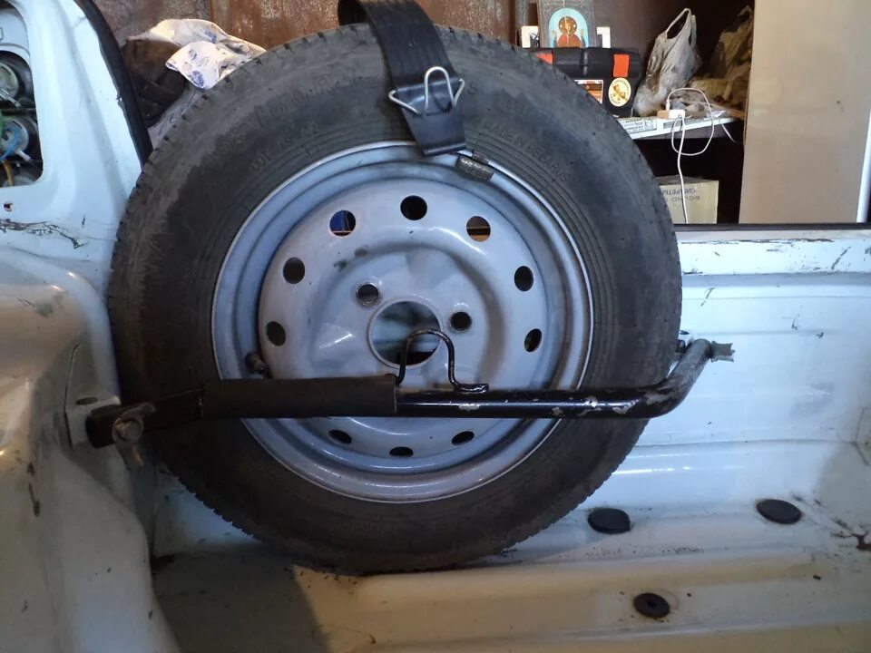 Держатель запасного колеса мзса 3105. 0003. Держатель запасного колеса мзса 3105. Нива 21213 запаска сзади. Крепление запасного колеса на прицеп мзса 81771е.