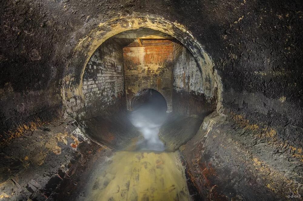 огромный канализационный коллектор. самотечный канализационный коллектор. канализационный коллектор д1500. что такое коллектор канализации. коллектор что это такое.