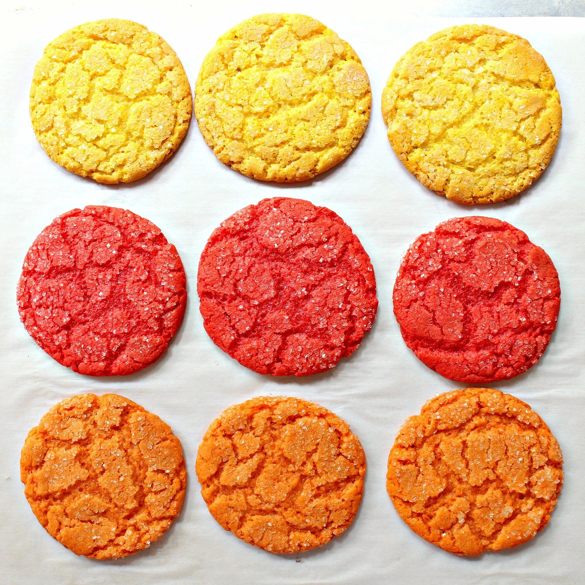 Печенье с трещинами. Разноцветное печенье. Цветное песочное печенье. Разноцветные печенья для детей. Круглые печеньки.