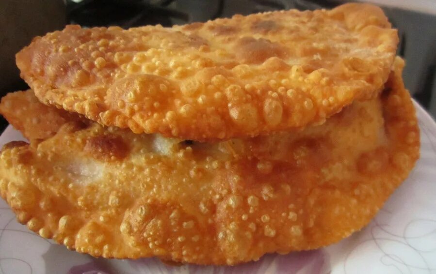 Тест на чебуреки на воде. Вкусное тесто для чебуреков пузырчатое и хрустящее. тесто для. чебурек хркстящее. хрустящее тесто для чебуреков. тесто для чебуреков пузырчатое.