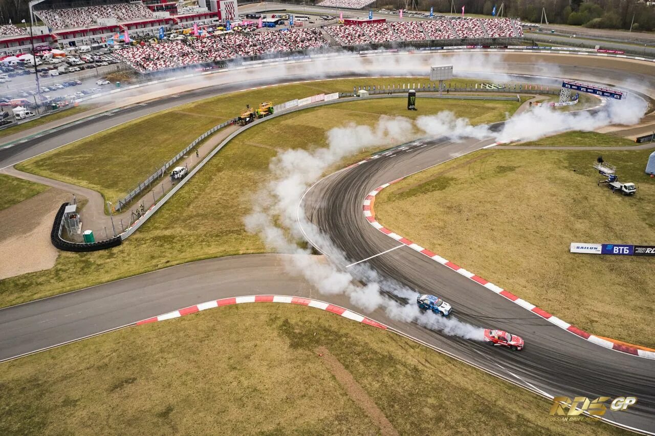 4 гонки на трассах. Moscow Raceway дрифт. Дрифт трасса в Мячково. Игора драйв трасса РДС. Трибуны РДС ADM Raceway.