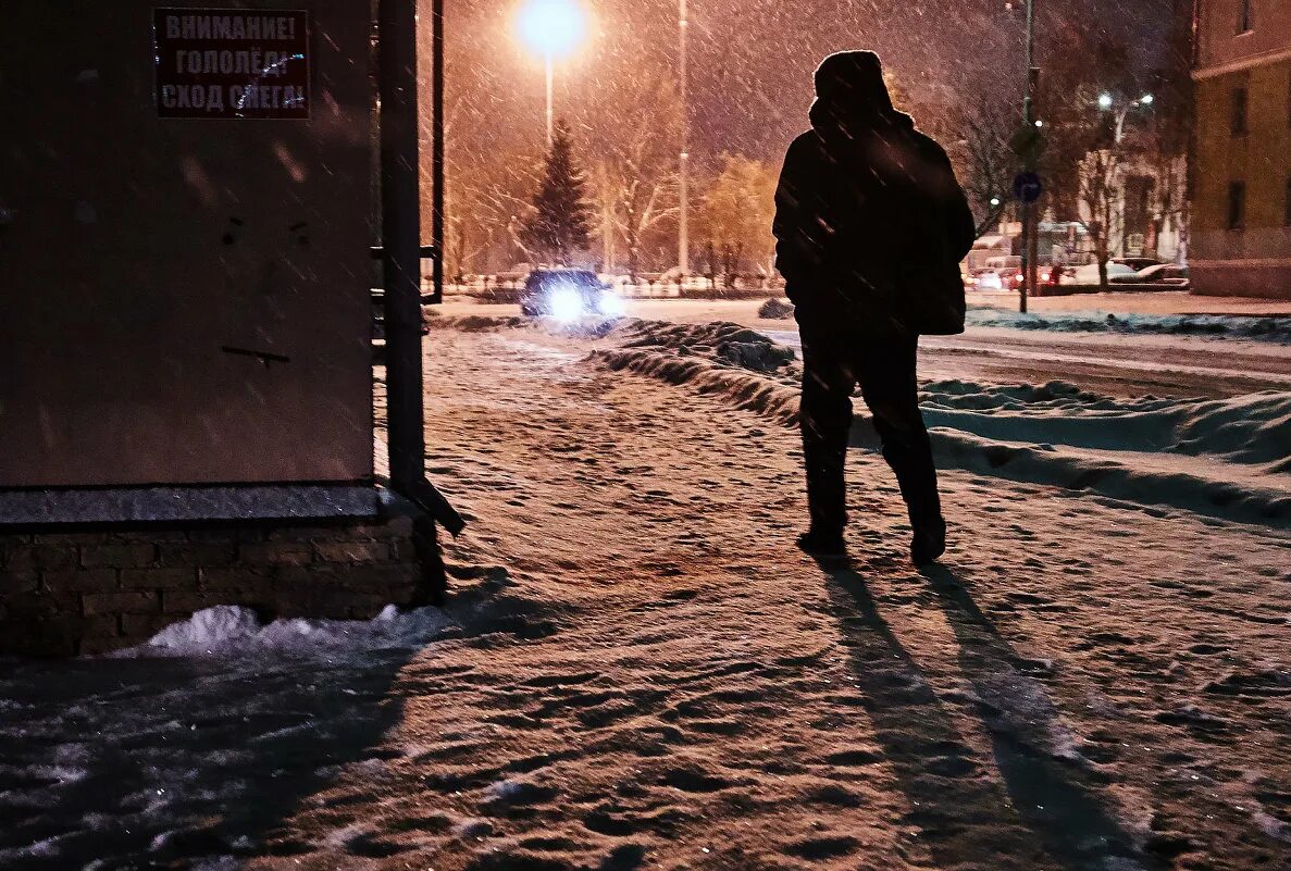 Парень ночью на улице. Человек на улице зимой ночью. Парень зимой ночью. Парень зимой на улице ночью.