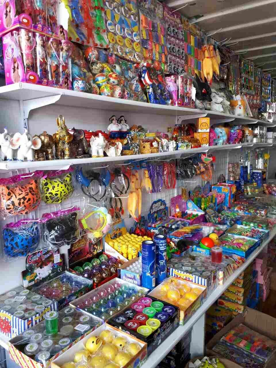 Тк южные ворота игрушки. Рынок елочных украшений. Южные ворота рынок игрушки для детей. Южные ворота рынок канцелярия. Новогодние игрушки на рынке.