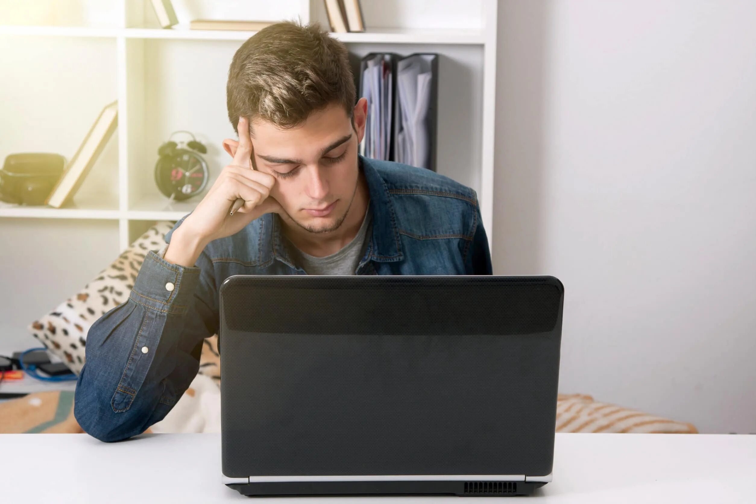 Look that my computer. Отчитать my computers. a computer slowly. tired man laptop. how take photo of your pc&#039;s.