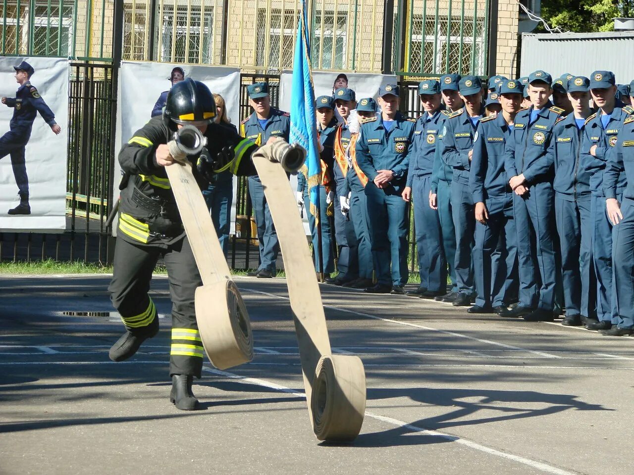 Пожарный после 9. Колледж имени героя Российской Федерации в.м. Максимчука". Москва колледж 57 им Максимчука. Московский пожарно-спасательный колледж. МЧС России колледж Максимчук.