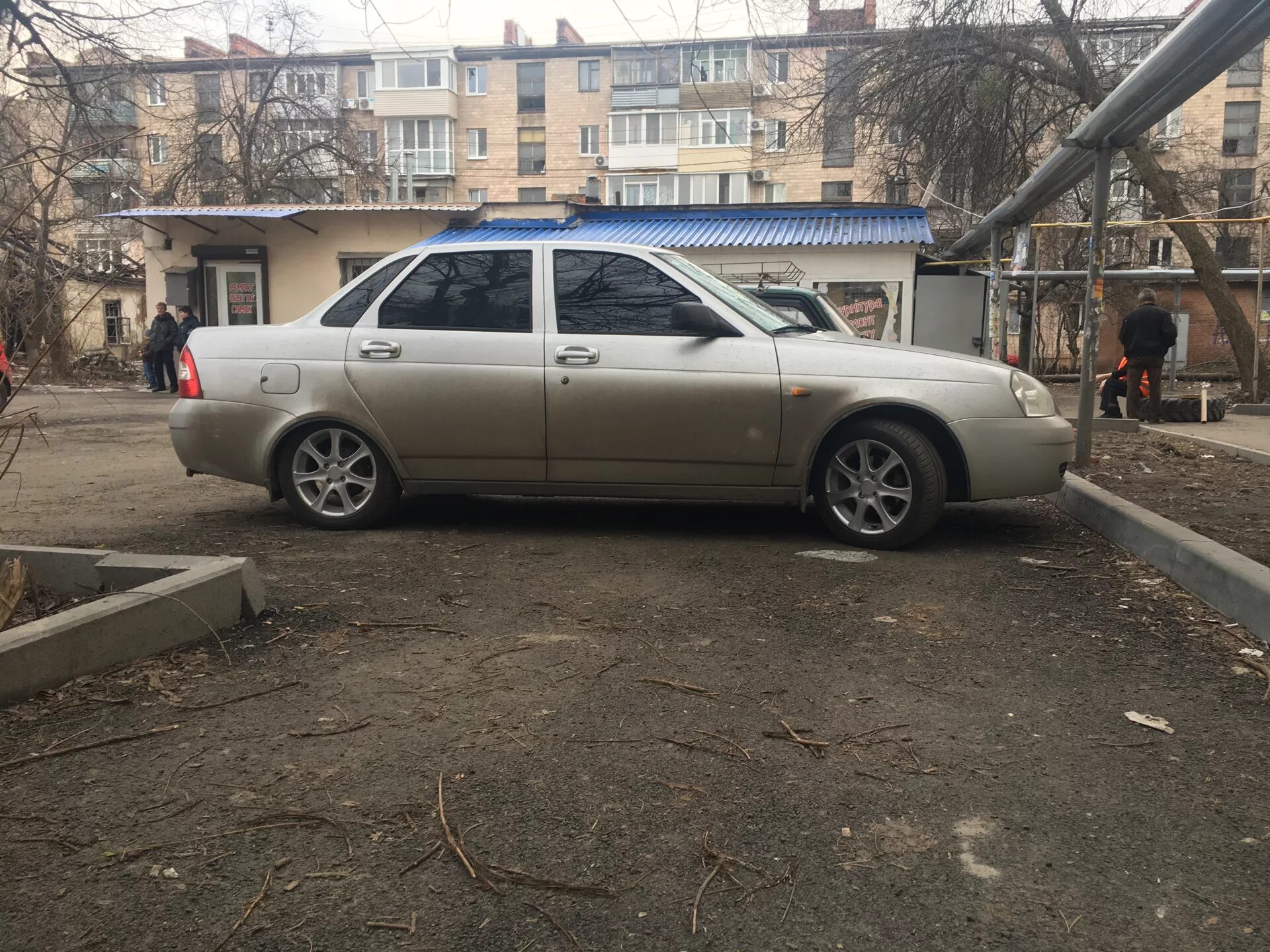 Авто атика. Белая приора хэтчбек на аттиках. Приора снежка камрики. Приора белая хэтчбек на аттиках r16. Греческий трехколесный автомобиль.