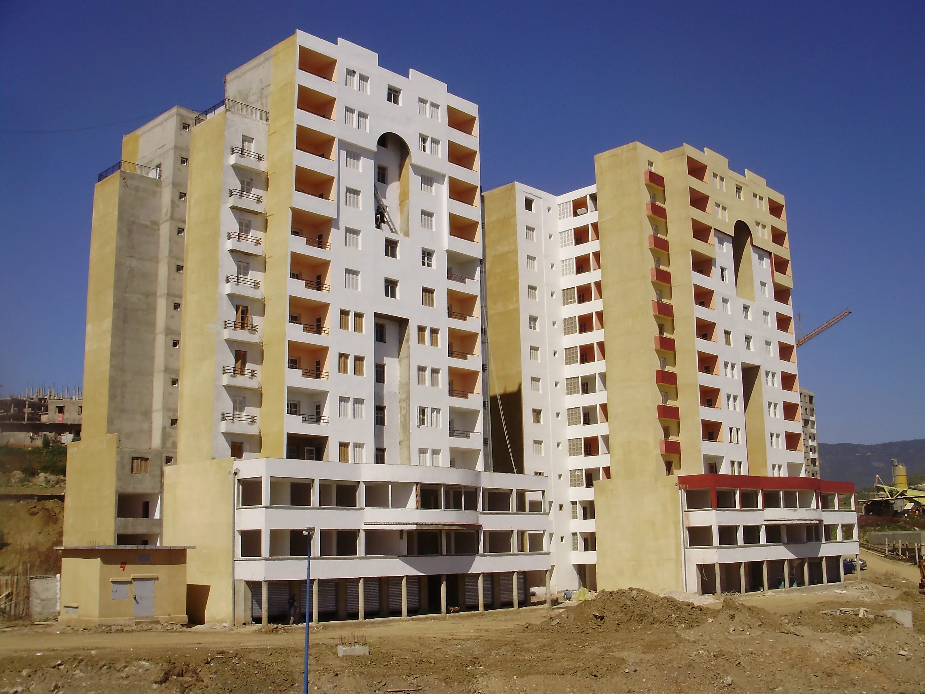 Строят школу. Огромная стройка. Стройка социального жилья. Стройка под евпаторией. Строительство социального жилья.