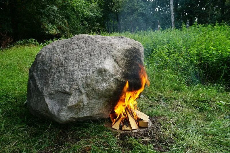 Stone fi. Костер с камнями. Камень огня. Горящие камни. Булыжник в огне.
