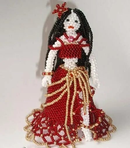 Кукла из бисера. Кукла из бисера. Бисерные куклы. Куклы из бисера. Куколка из бисера.