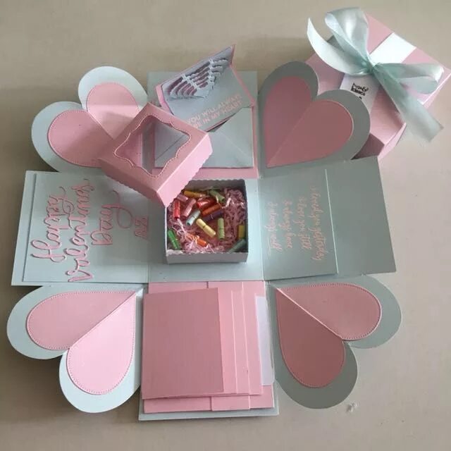 Подарочные коробки из цветного картона. Пдрк маме на день рождения. Коробочка сюрприз для мамы. Коробочка для подарка. Мэджик бокс коробочка с сюрпризом.