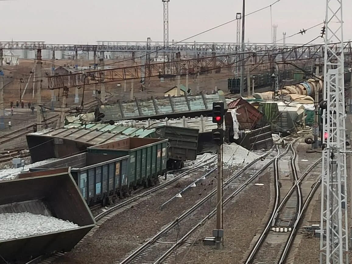 Поезда татарск сегодня. Сход вагонов на станции Татарская. Крушение поезда в Татарске Новосибирской области. Ст Татарская Новосибирской области вокзал. Сход тепловоза с вагонами на станции Татарская.