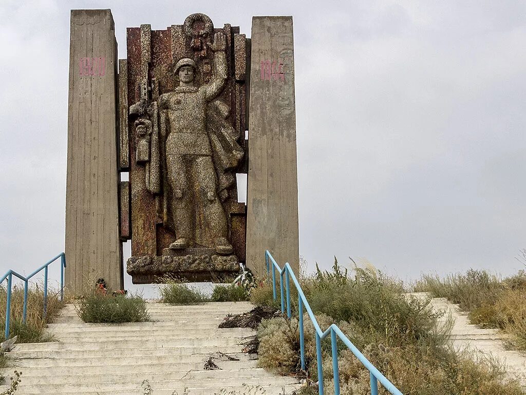 Армянск население. Памятники г армянска. армянск достопримечательности. армянск город в крыму. памятники армянска крым.