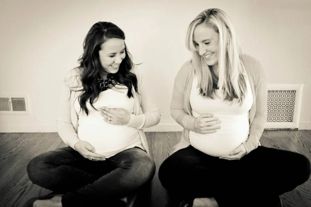 Беременна от лучшего друга. Беременная девушка с подругой. Беременная фотосессия. Эмоции беременных. Несчастная беременная.